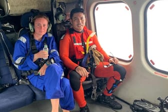 Die norwegische Taucherin Kristine Grodem wird von einem Hubschrauber der Malaysian Maritime Enforcement Agency (MMEA) nach Mersing gebracht, nachdem sie vor der Küste von Mersing, Johor, Malaysia, gerettet wurde.