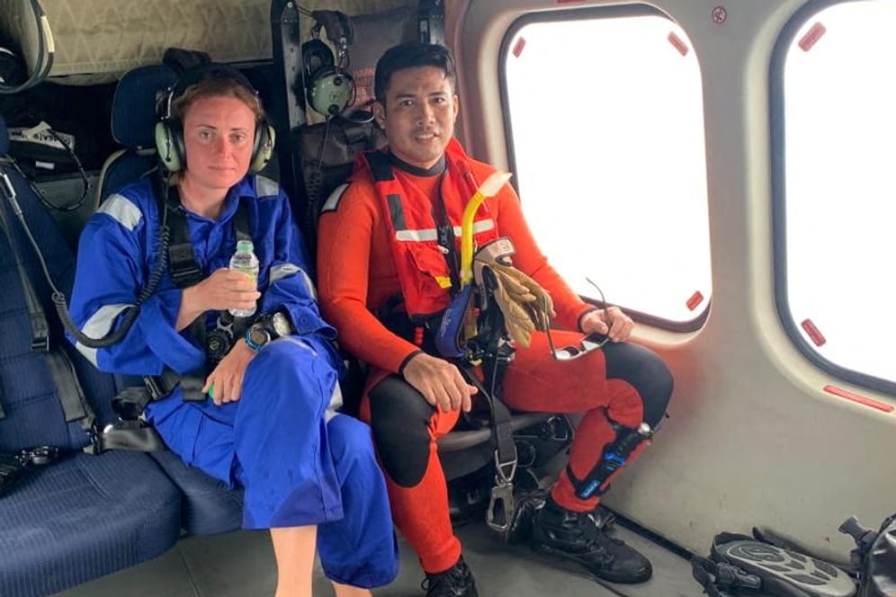Die norwegische Taucherin Kristine Grodem wird von einem Hubschrauber der Malaysian Maritime Enforcement Agency (MMEA) nach Mersing gebracht, nachdem sie vor der Küste von Mersing, Johor, Malaysia, gerettet wurde.