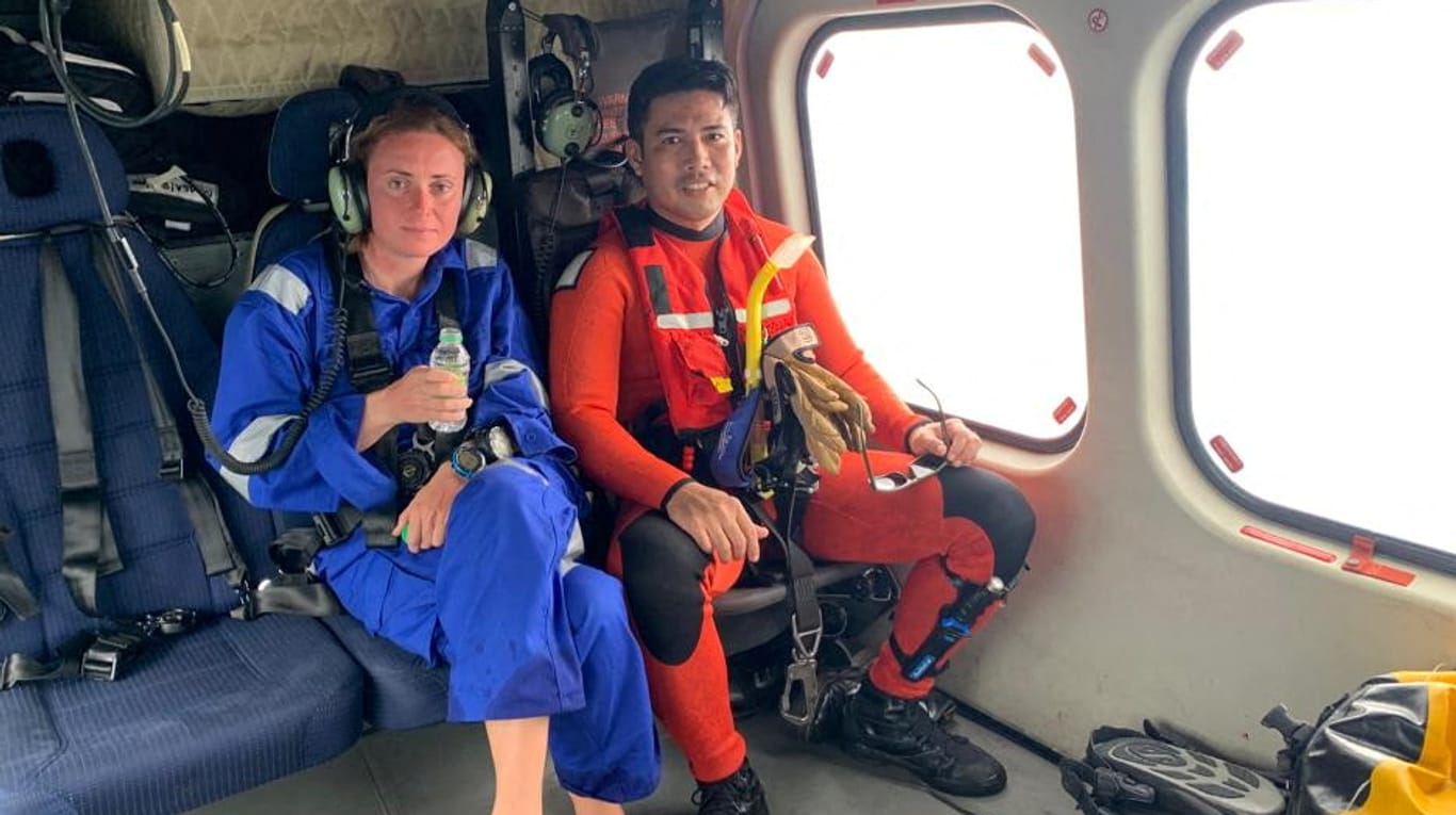 Die norwegische Taucherin Kristine Grodem wird von einem Hubschrauber der Malaysian Maritime Enforcement Agency (MMEA) nach Mersing gebracht, nachdem sie vor der Küste von Mersing, Johor, Malaysia, gerettet wurde.