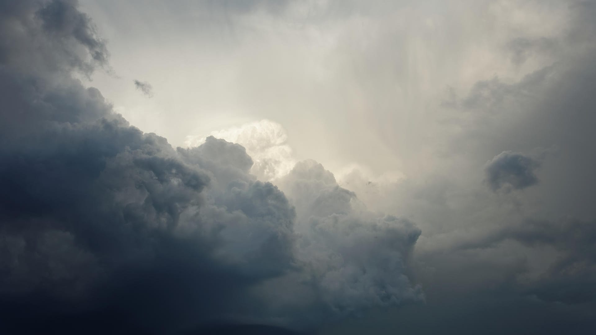Wolkendecke über Frankfurt (Symbolbild): In der Mainmetropole kommt es zu Dauerregen. Wolkendecke über Frankfurt (Symbolbild): In der Mainmetropole kommt es zu Dauerregen.