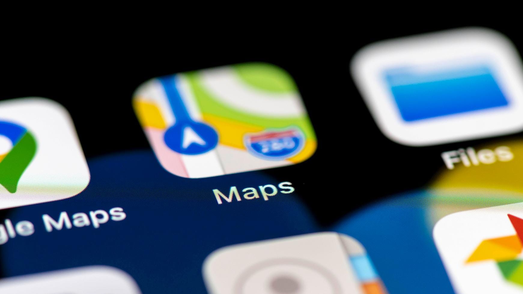Apple Maps und andere App Icons auf einem Handy Display (Symbolbild): Der Konzern will detailreichere Aufnahmen für seinen Kartendienst.