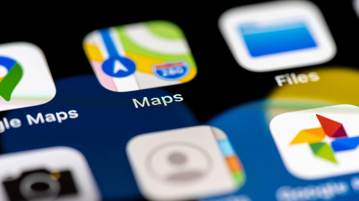Apple Maps und andere App Icons auf einem Handy Display (Symbolbild): Der Konzern will detailreichere Aufnahmen für seinen Kartendienst.