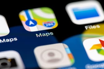 Apple Maps und andere App Icons auf einem Handy Display (Symbolbild): Der Konzern will detailreichere Aufnahmen für seinen Kartendienst.