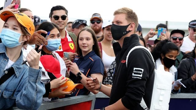 Mick Schumacher bei seiner Ankunft in Melbourne ein.