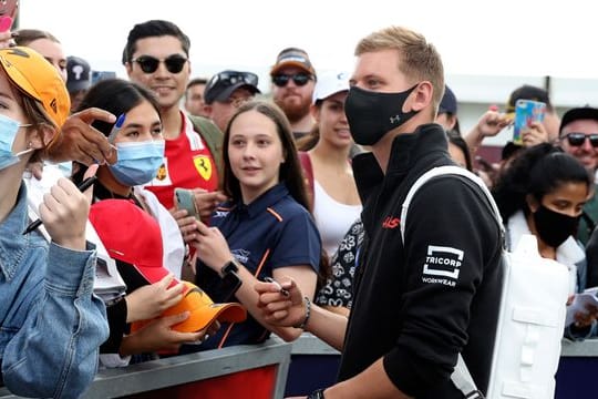 Mick Schumacher bei seiner Ankunft in Melbourne ein.