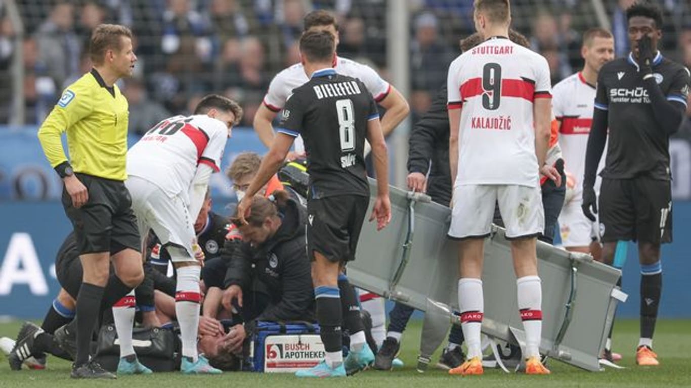 Von Mitspielern umringt liegt der verletzte Fabian Klos am Boden und wird behandelt.
