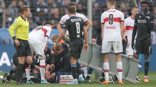 Von Mitspielern umringt liegt der verletzte Fabian Klos am Boden und wird behandelt. Von Mitspielern umringt liegt der verletzte Fabian Klos am Boden und wird behandelt.