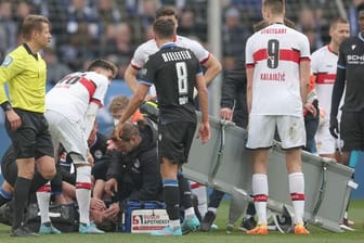 Von Mitspielern umringt liegt der verletzte Fabian Klos am Boden und wird behandelt.