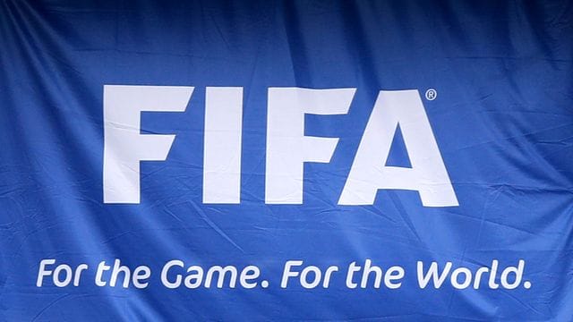 Das FIFA-Logo auf einer Flagge.