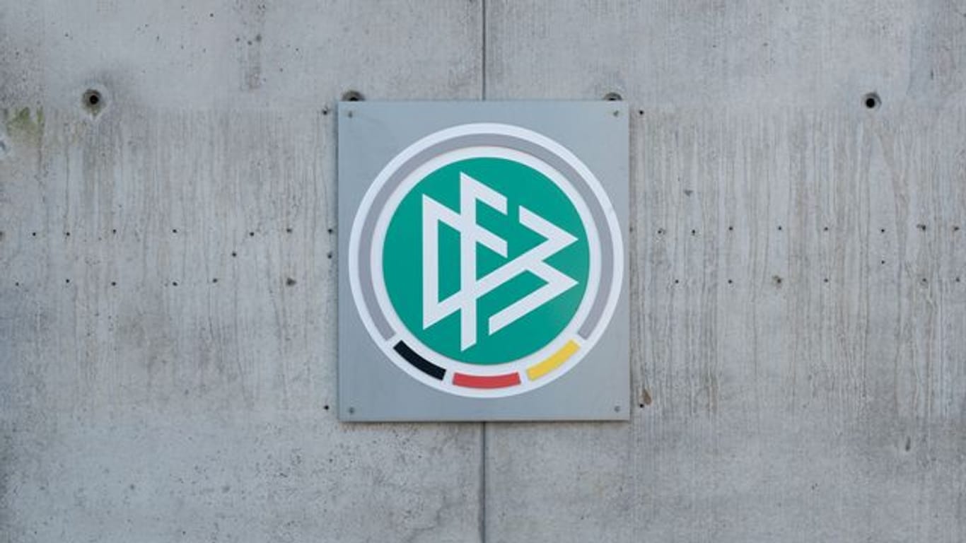 Das Logo des DFB an der Zentrale des Deutschen Fussball-Bundes.