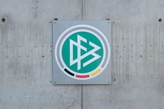 Das Logo des DFB an der Zentrale des Deutschen Fussball-Bundes.