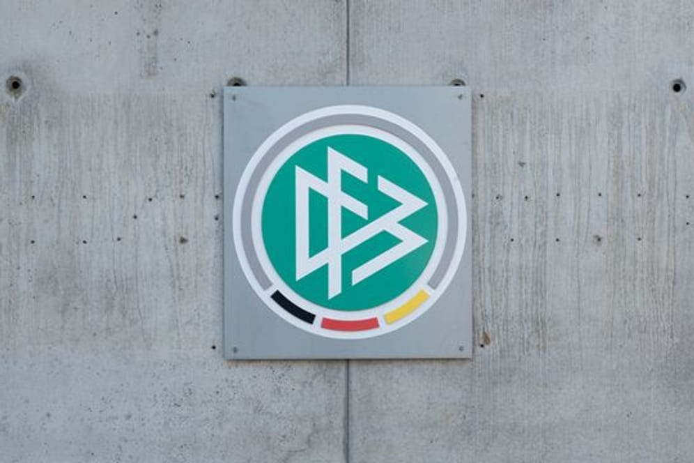 Das Logo des DFB an der Zentrale des Deutschen Fussball-Bundes.