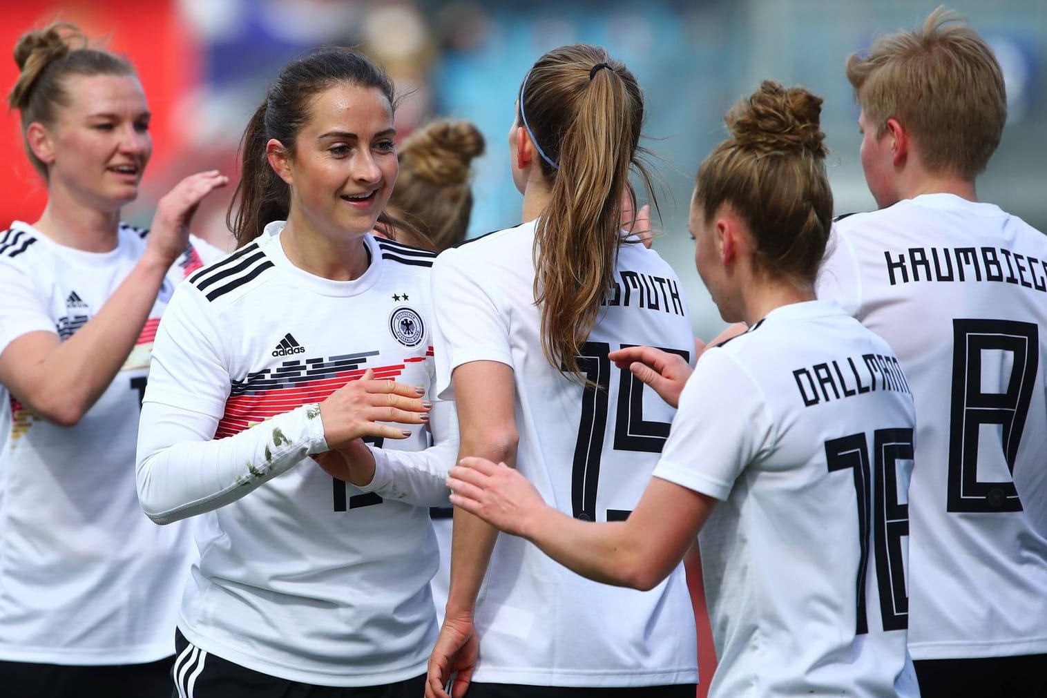 DFB-Frauen: Die neuen Jerseys könnten nicht unterschiedlicher sein.