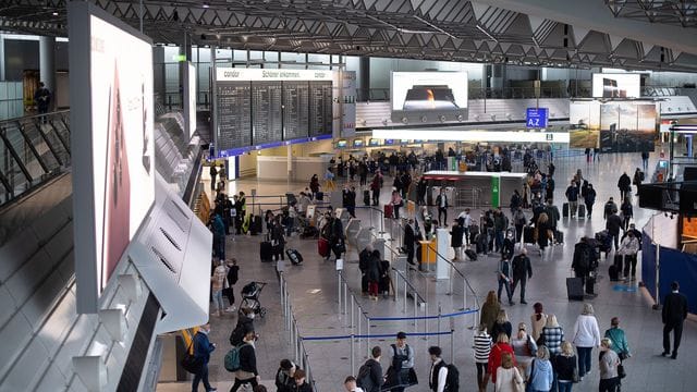 Passagiere stehen am Frankfurter Flughafen im Terminal 1