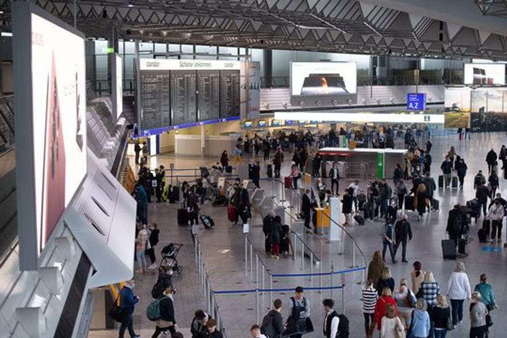 Passagiere stehen am Frankfurter Flughafen im Terminal 1