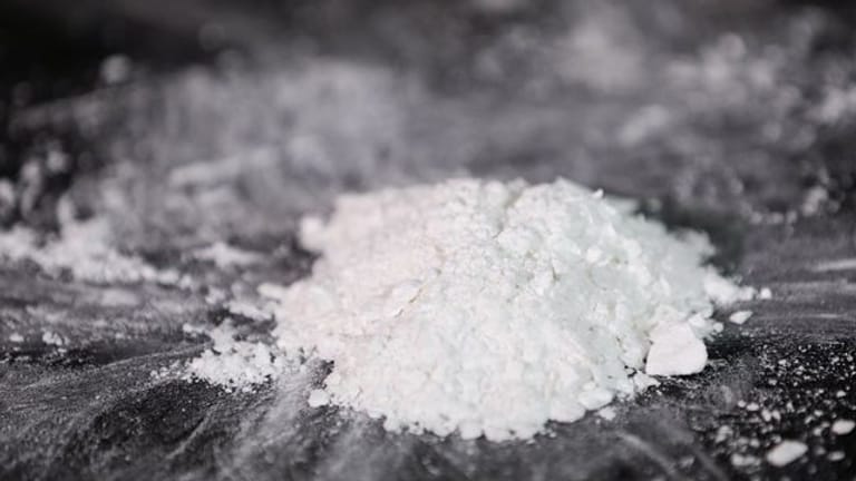 Eine kleine Menge Kokain (Symbolbild): Die 23-Jährige hatte Drogen im Auto.