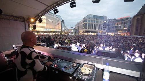 DJ Sven Väth legt während der Eröffnung des Museum of Modern Electronic Music auf der Hauptwache auf.