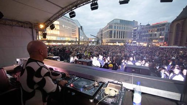 DJ Sven Väth legt während der Eröffnung des Museum of Modern Electronic Music auf der Hauptwache auf.