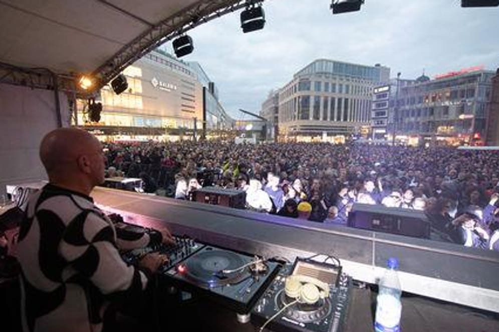 DJ Sven Väth legt während der Eröffnung des Museum of Modern Electronic Music auf der Hauptwache auf.