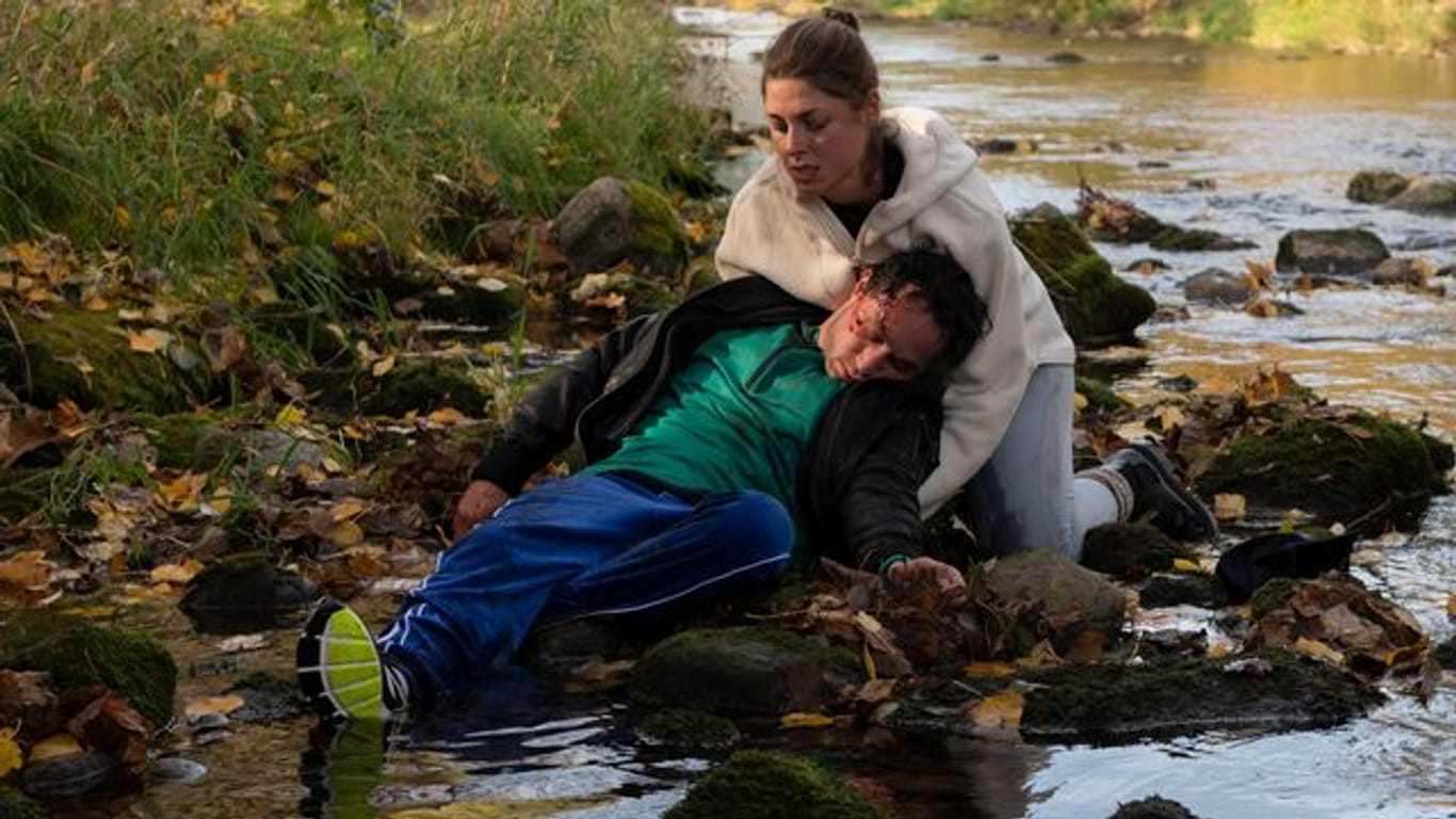 Hauptkommissarin Tanja Wilken (Katharina Nesytowa) findet einen Verletzten an einem Flussufer.