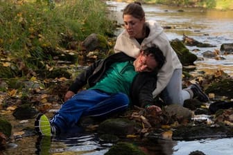Hauptkommissarin Tanja Wilken (Katharina Nesytowa) findet einen Verletzten an einem Flussufer.