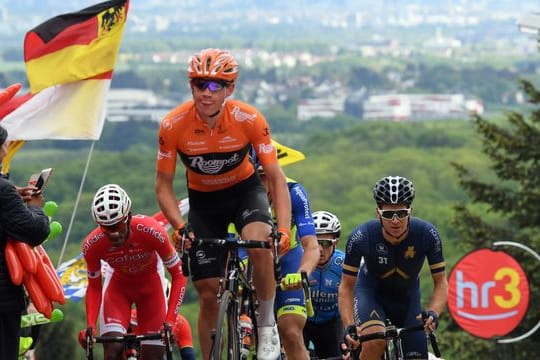 Eine Ausreißergruppe klettert beim Radklassiker Eschborn-Frankfurt den Mammolshainer Berg hoch.