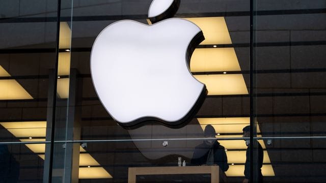 Das Logo des Technologieunternehmens Apple ist am Apple Store in der Innenstadt von München zu sehen.