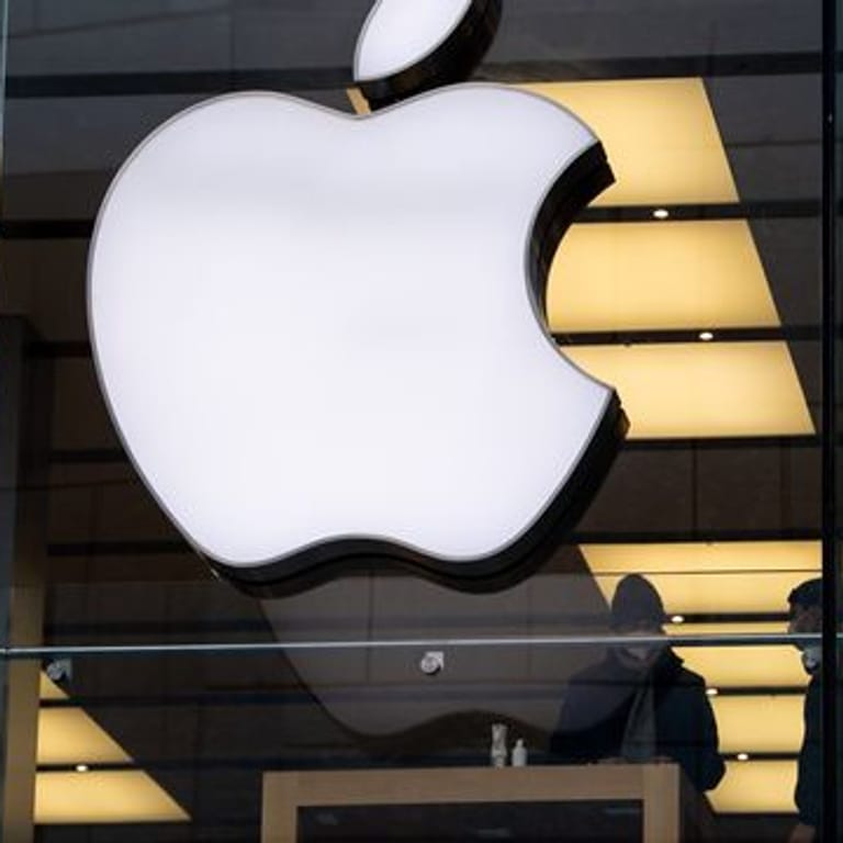 Das Logo des Technologieunternehmens Apple ist am Apple Store in der Innenstadt von München zu sehen.