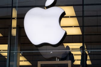 Das Logo des Technologieunternehmens Apple ist am Apple Store in der Innenstadt von München zu sehen.