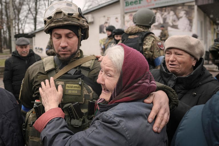 3. April: Gräueltaten an der Zivilbevölkerung in der Kiewer Vorstadt Butscha sorgen weltweit für Entsetzen. Die Ukraine zählt nach Abzug russischer Truppen die Leichen von insgesamt 410 Bewohnern. Im Bild: Erleichterte Frau in Butscha umarmt ukrainischen Soldaten.