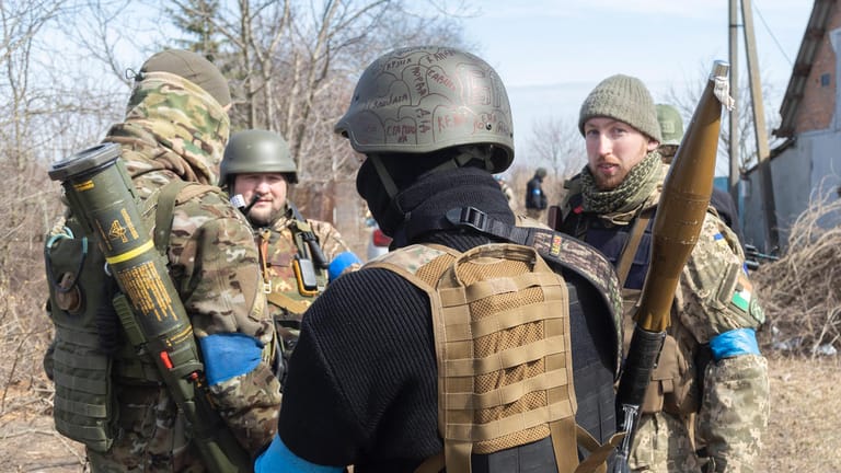 Ukrainische Soldaten bei Kiew: Auch von Seiten der Ukrainer gab es offenbar Kriegsverbrechen.
