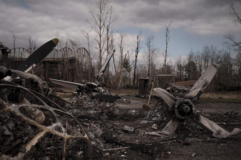 5. April: In dem Kiewer Vorort Hostomel (im Bild) werden nach ukrainischen Angaben 400 Bewohner vermisst. Selenskyj wirft dem UN-Sicherheitsrat in einer Ansprache Versagen vor.