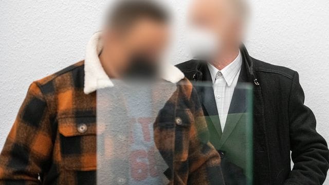 Die beiden Angeklagten kommen zum Strafprozess wegen Affen-Diebstahls ins Gericht. Die beiden Angeklagten kommen zum Strafprozess wegen Affen-Diebstahls ins Gericht.