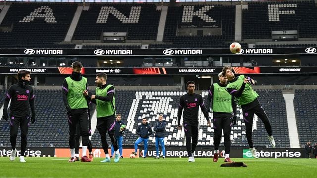 Die Spieler vom FC Barcelona nehmen am Abschlusstraining einen Tag vor dem Spiel bei Eintracht Frankfurt teil.