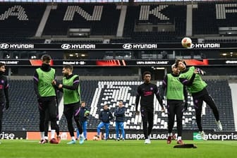 Die Spieler vom FC Barcelona nehmen am Abschlusstraining einen Tag vor dem Spiel bei Eintracht Frankfurt teil.