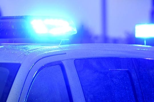 Ein Polizeiwagen mit eingeschaltetem Blaulicht