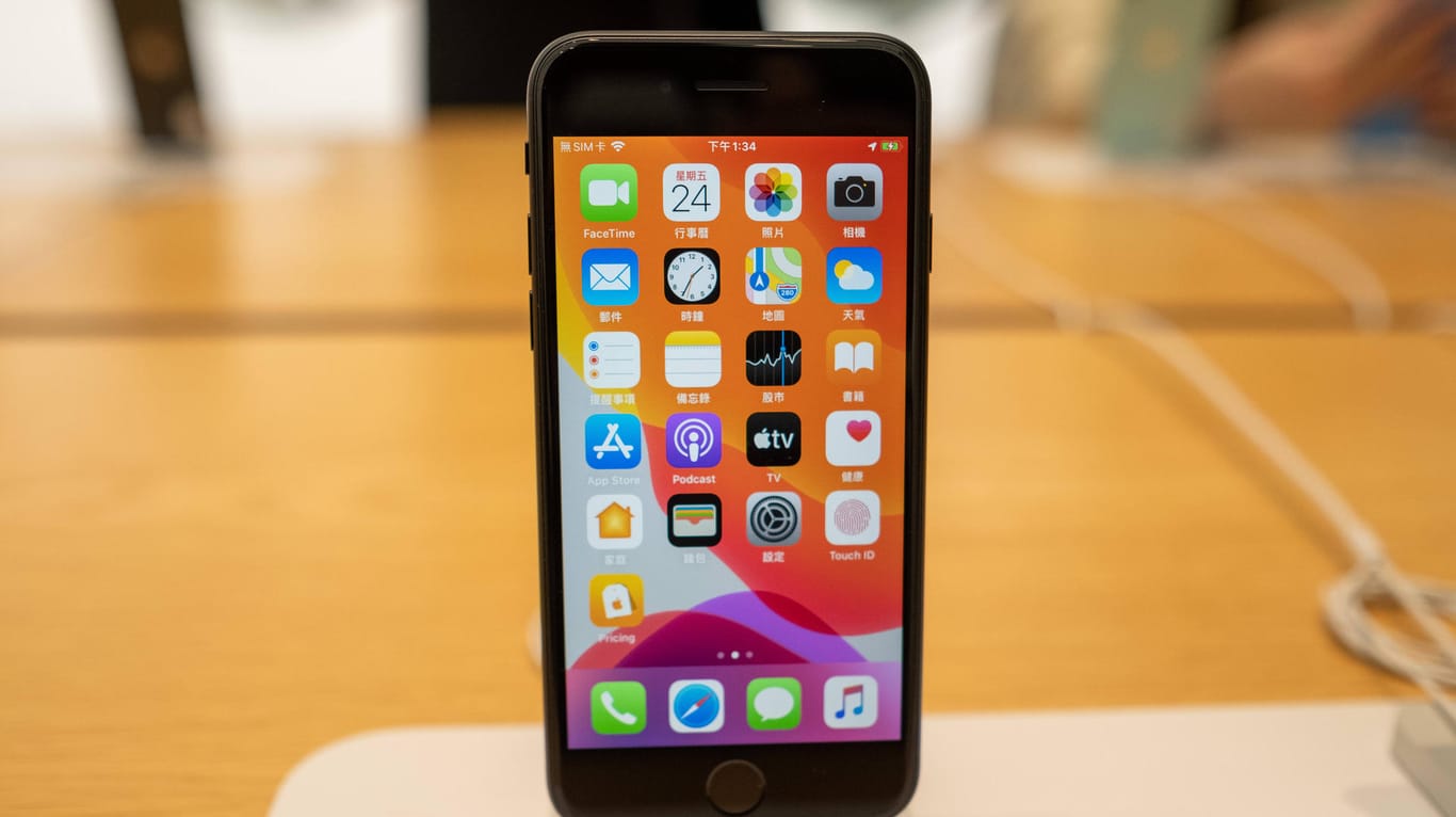 Das iPhone SE besitzt den Homebutton mit Fingerabdrucksensor. Im Test der Stiftung Warentest überzeugt das neue iPhone mit viel Leistung und stärkerem Akku.
