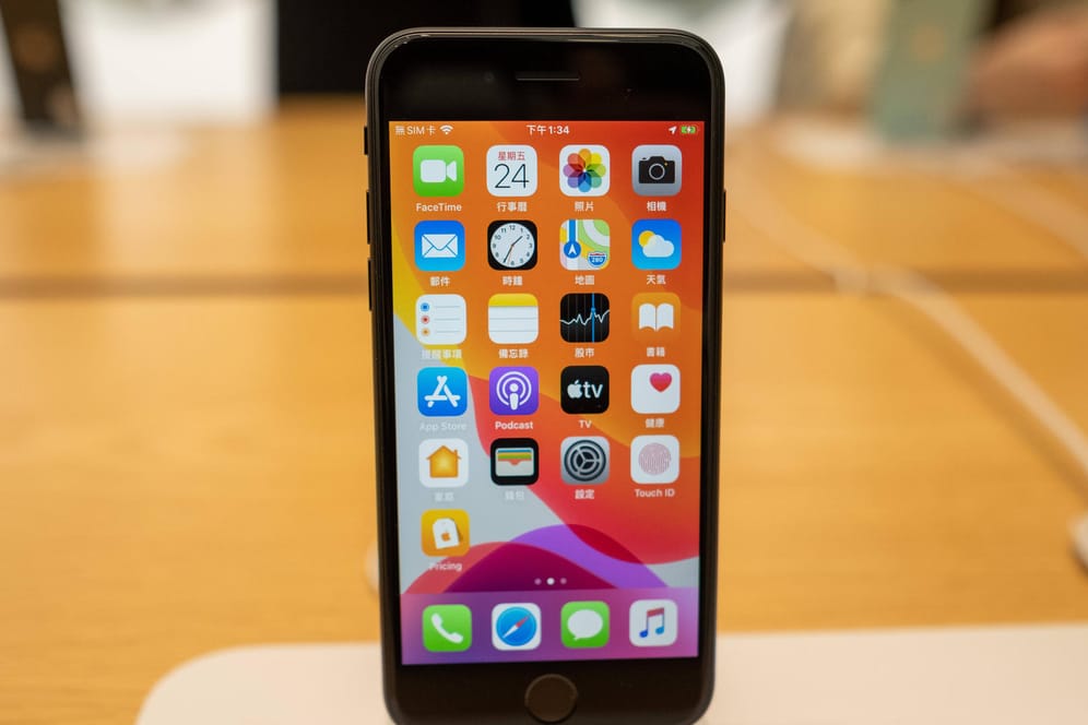 Das iPhone SE besitzt den Homebutton mit Fingerabdrucksensor. Im Test der Stiftung Warentest überzeugt das neue iPhone mit viel Leistung und stärkerem Akku.