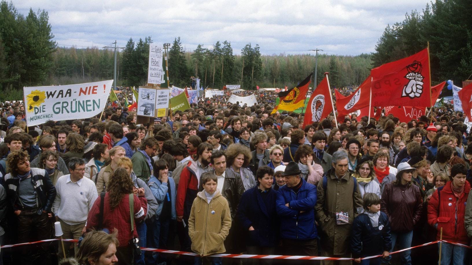 Demonstration gegen die Wiederaufbereitungsanlage in Wackersdorf 1986 (Archivbild): Auch der Grüne Bernd Schreyer war damals dabei und kämpft heute immer noch gegen Atomkraft.