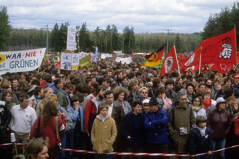 Demonstration gegen die Wiederaufbereitungsanlage in Wackersdorf 1986 (Archivbild): Auch der Grüne Bernd Schreyer war damals dabei und kämpft heute immer noch gegen Atomkraft.