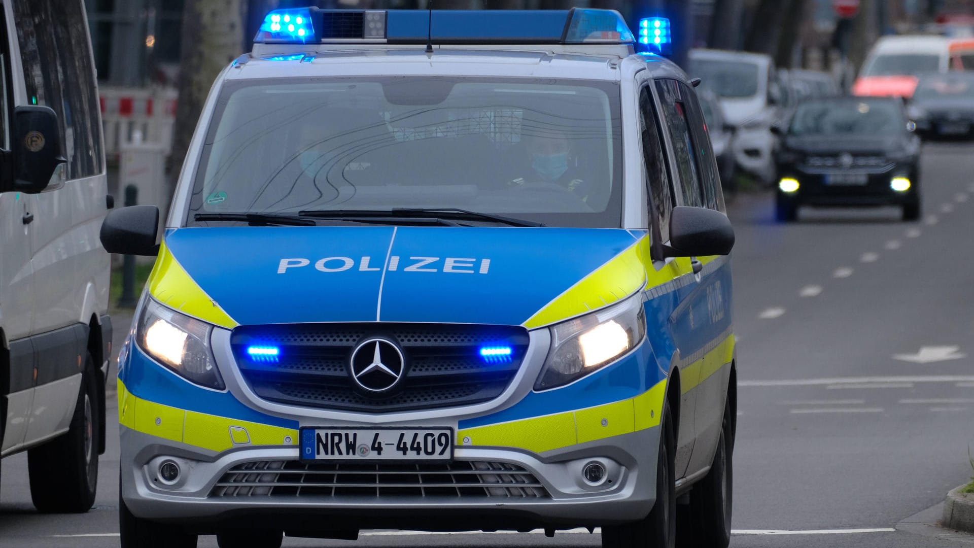 Ein Polizeiwagen mit Blaulicht in Düsseldorf (Archivbild): Die Polizei fahndet nach dem Verdächtigen.