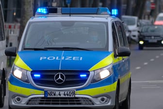 Ein Polizeiwagen mit Blaulicht in Düsseldorf (Archivbild): Die Polizei fahndet nach dem Verdächtigen.