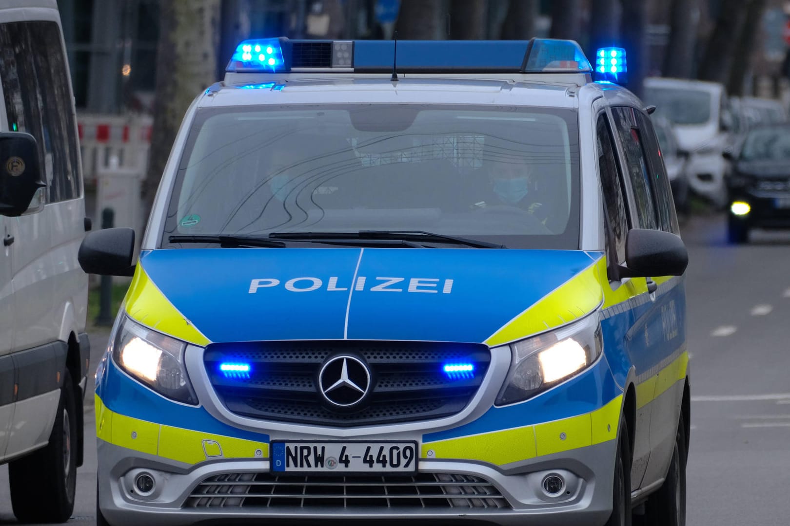 Ein Polizeiwagen mit Blaulicht in Düsseldorf (Archivbild): Die Polizei fahndet nach dem Verdächtigen.