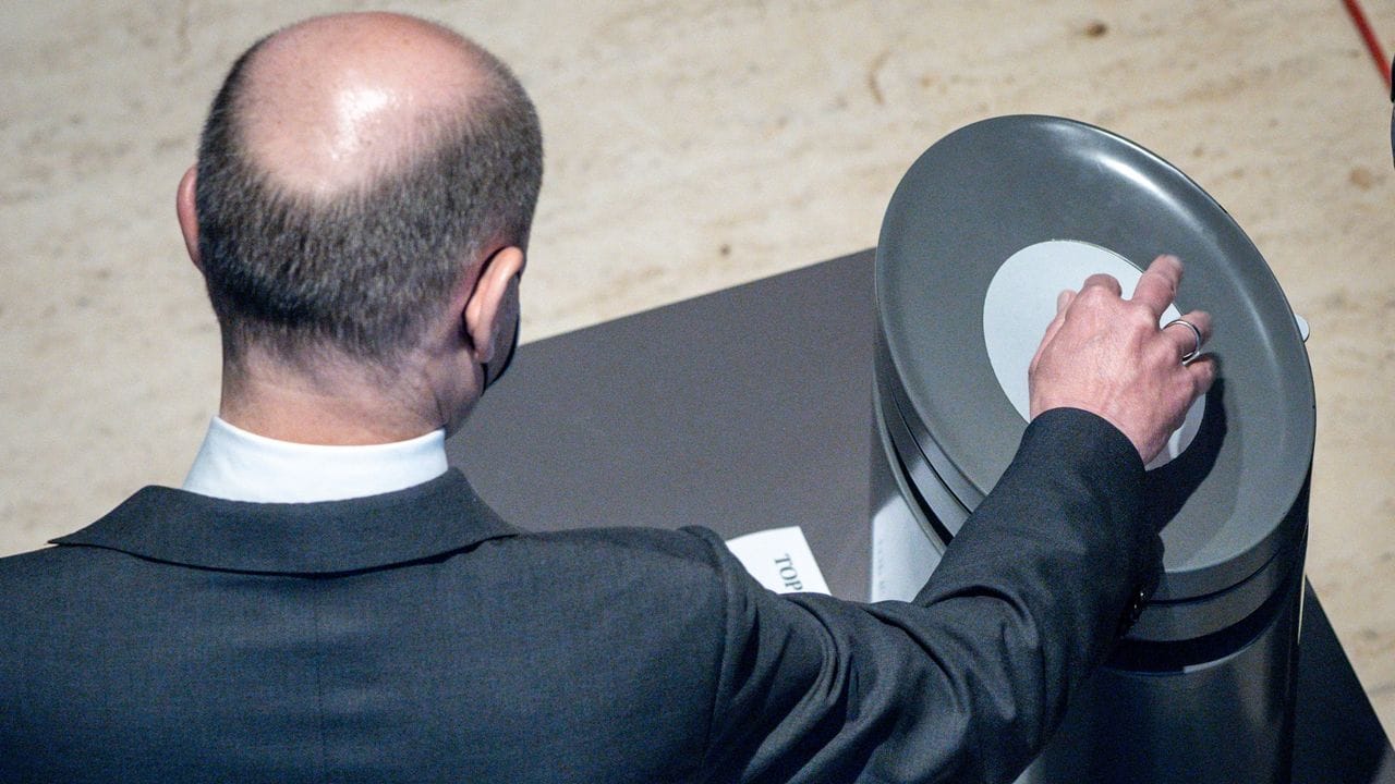 Bundeskanzler Olaf Scholz während seiner Stimmabgabe im Bundestag. Bundeskanzler Olaf Scholz während seiner Stimmabgabe im Bundestag.