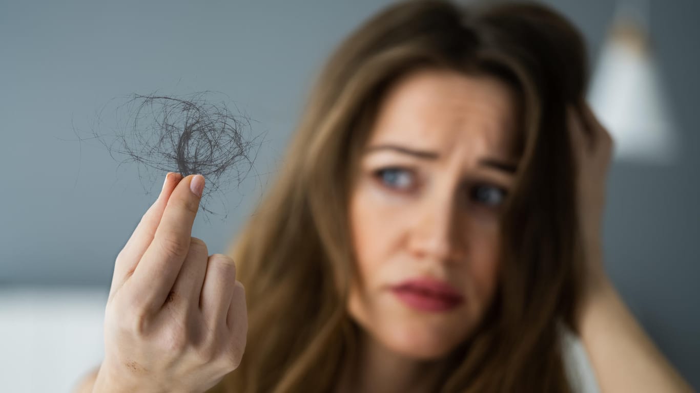 Junge Frau mit Haarausfall: Stresshormone können Entzündungsprozesse verursachen, welche den Haarverlust begünstigen.