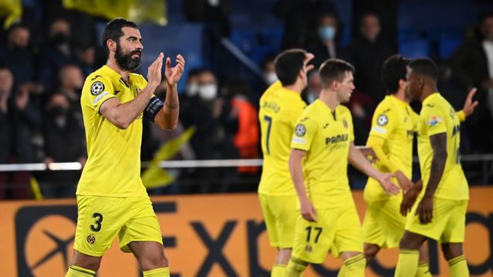 Die Spieler des FC Villarreal feiern den Heimsieg mit den Zuschauern.