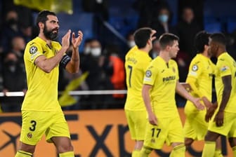 Die Spieler des FC Villarreal feiern den Heimsieg mit den Zuschauern.