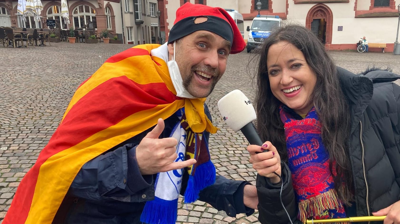 Jimmy Jump mit Begleitung: Der Flitzer vom Dienst wird sich heute das Spiel zwischen Frankfurt und dem FC Barcelona anschauen.