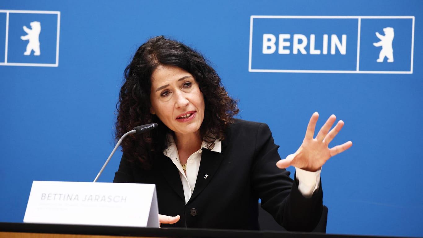 Bettina Jarasch bei einer Pressekonferenz (Archivbild): Sie möchte lieber in den ÖPNV in Berlin investieren.
