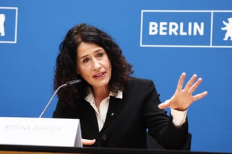 Bettina Jarasch bei einer Pressekonferenz (Archivbild): Sie möchte lieber in den ÖPNV in Berlin investieren.
